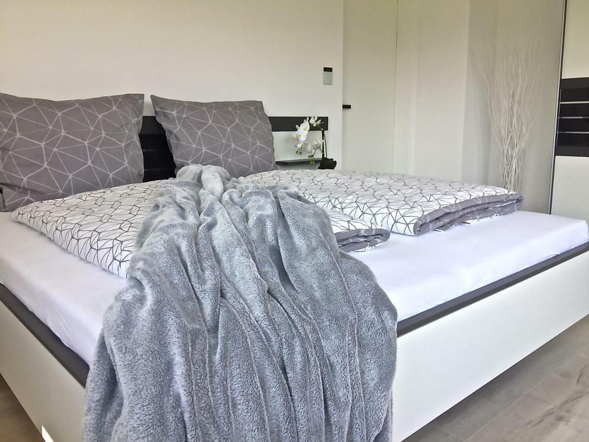 Ferienwohnung Black White Raubling Buitenkant foto