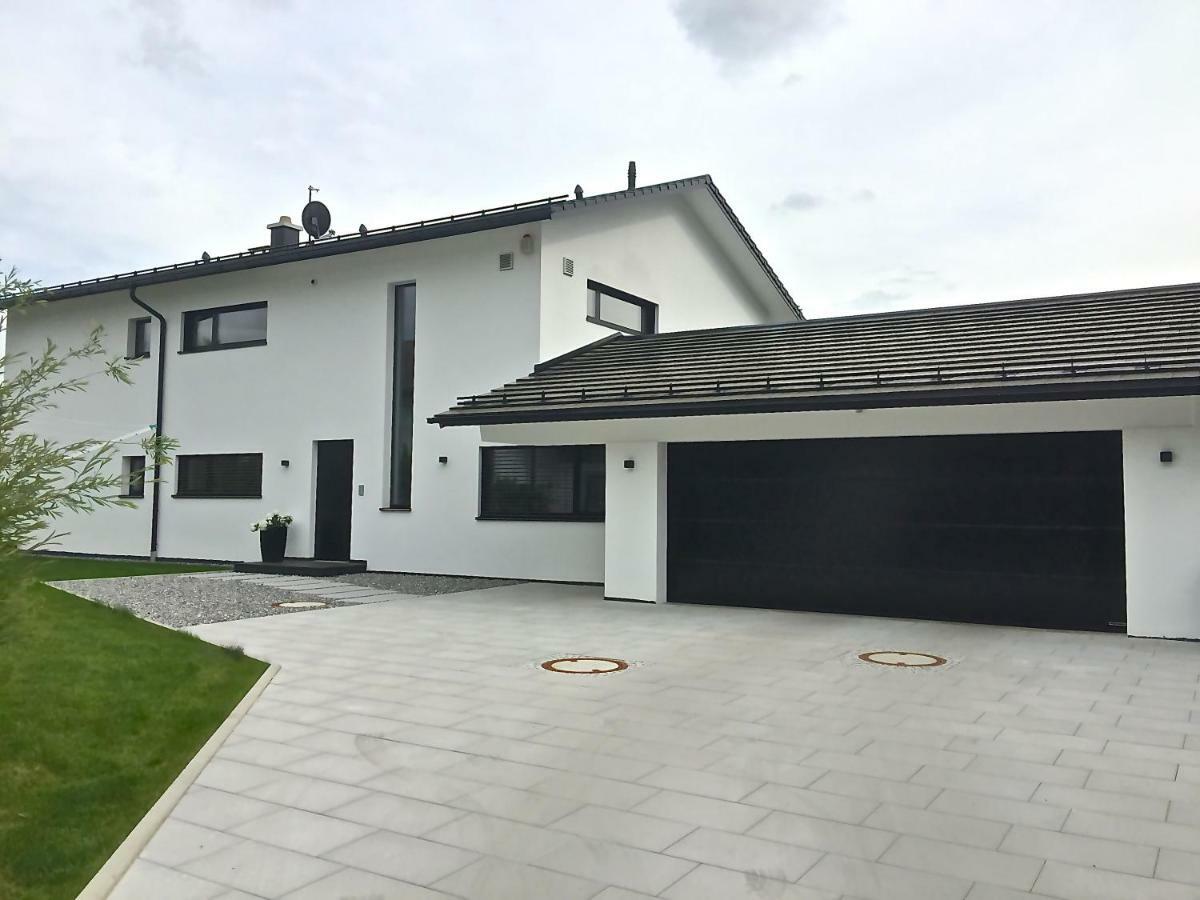 Ferienwohnung Black White Raubling Buitenkant foto